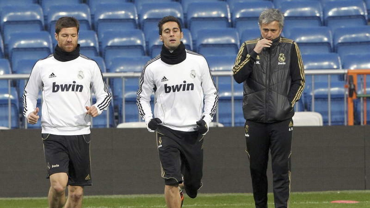 Mourinho, junto a Xabi y Arbeloa, en el primer entrenamiento de cara al encuentro ante el Bayern.