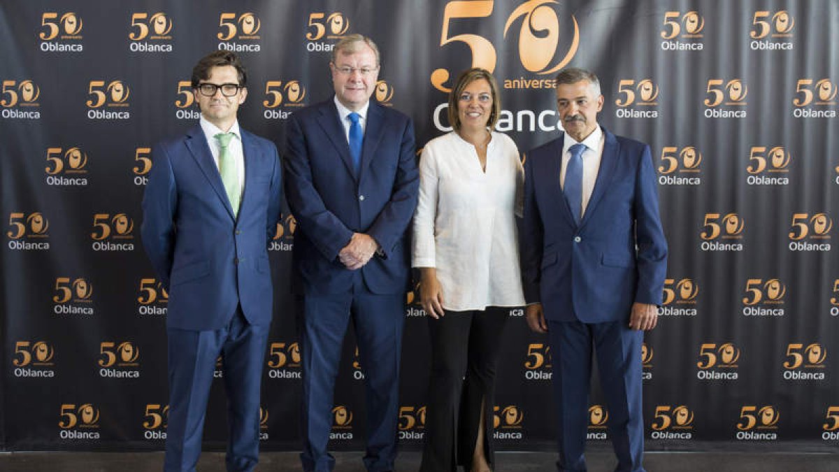 Óscar Oblanca Álvarez, Antonio Silván, Milagros Marcos y Javier Álvarez Oblanca, en el posado previo al inicio de los actos