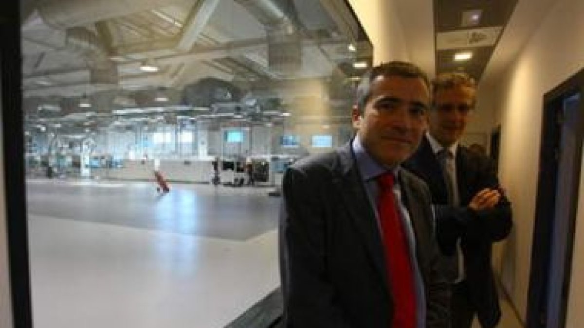El vicepresidente y el presidente de la fundación, ayer, con la sala de fabricación al fondo.