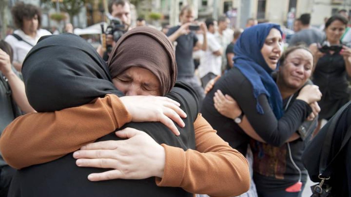 Mujeres familiares de los jóvenes de Ripoll presuntos autores de los atentados de Barcelona y Cambrils lloran durante la concentración que ha realizado la comunidad musulmana ayer en repulsa por los atentados.