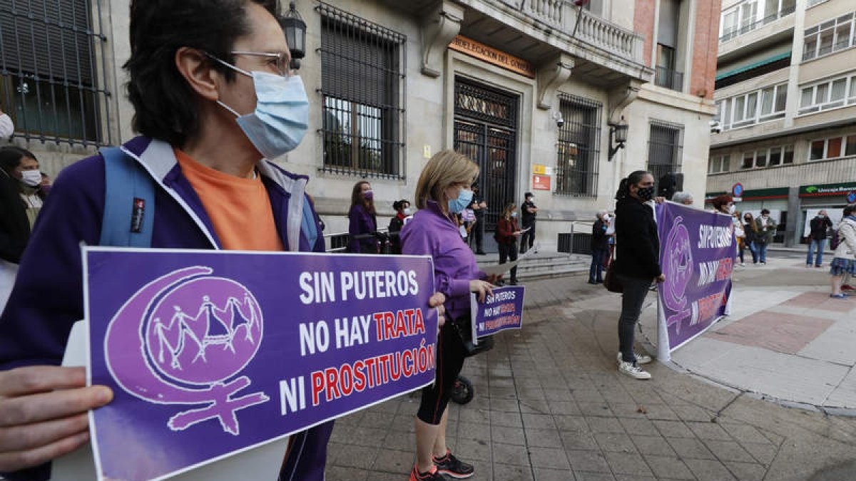 Concentración en León en 2020 para exigir la abolición de la prostitución frente a la Subdelegación del Gobierno. DL