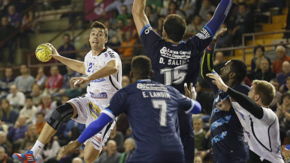 Mikel acabó tocado tras el esfuerzo. Sobresalió en defensa y estuvo más acertado en la primera parte, con la gasolina a tope.