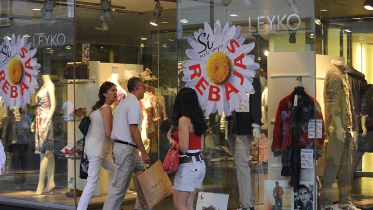 Las rebajas siempre crean ambiente en las tiendas, en la imagen las del pasado verano.
