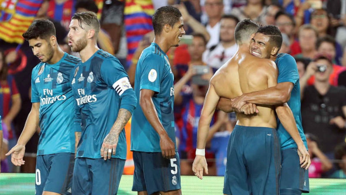 Casemiro felicita a Cristiano por su gol, el que ponía el 1-2 a favor del Real Madrid. TONI ALBIR