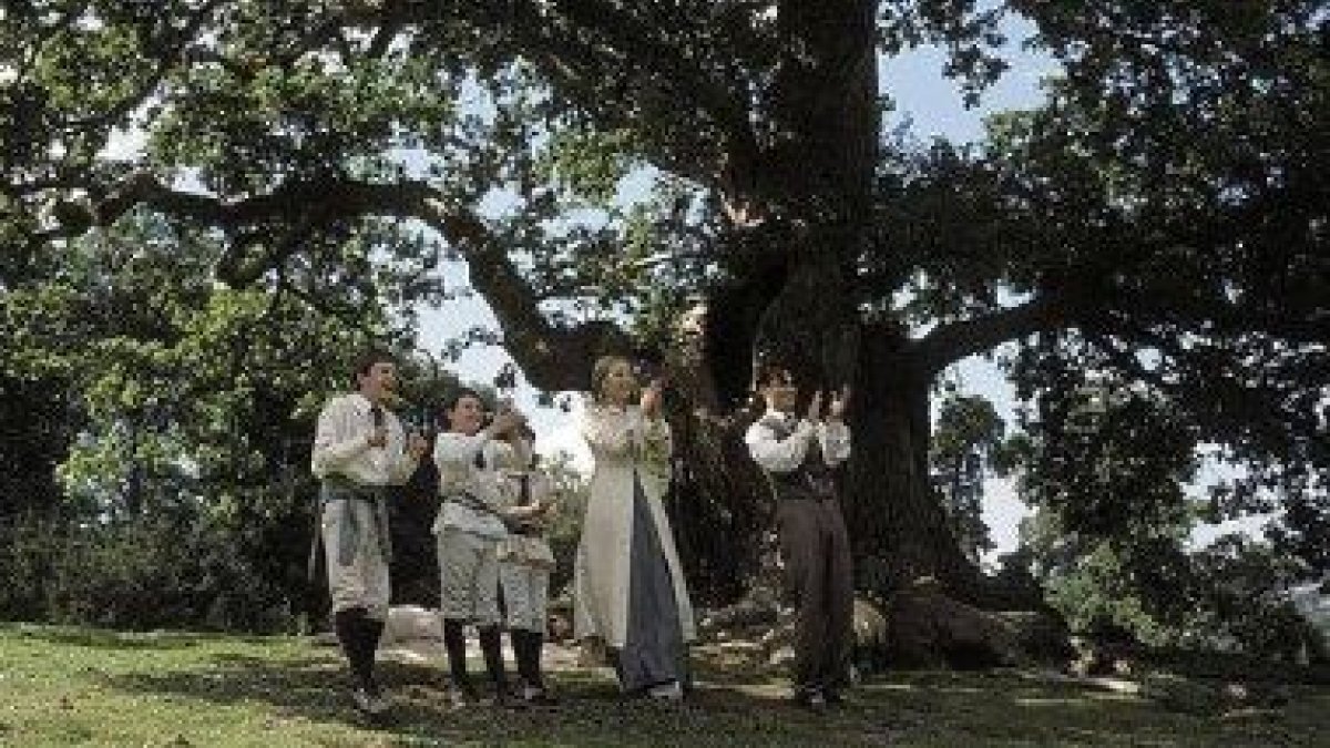 James Barry junto a sus personajes de Nunca Jamás en una escena de la película