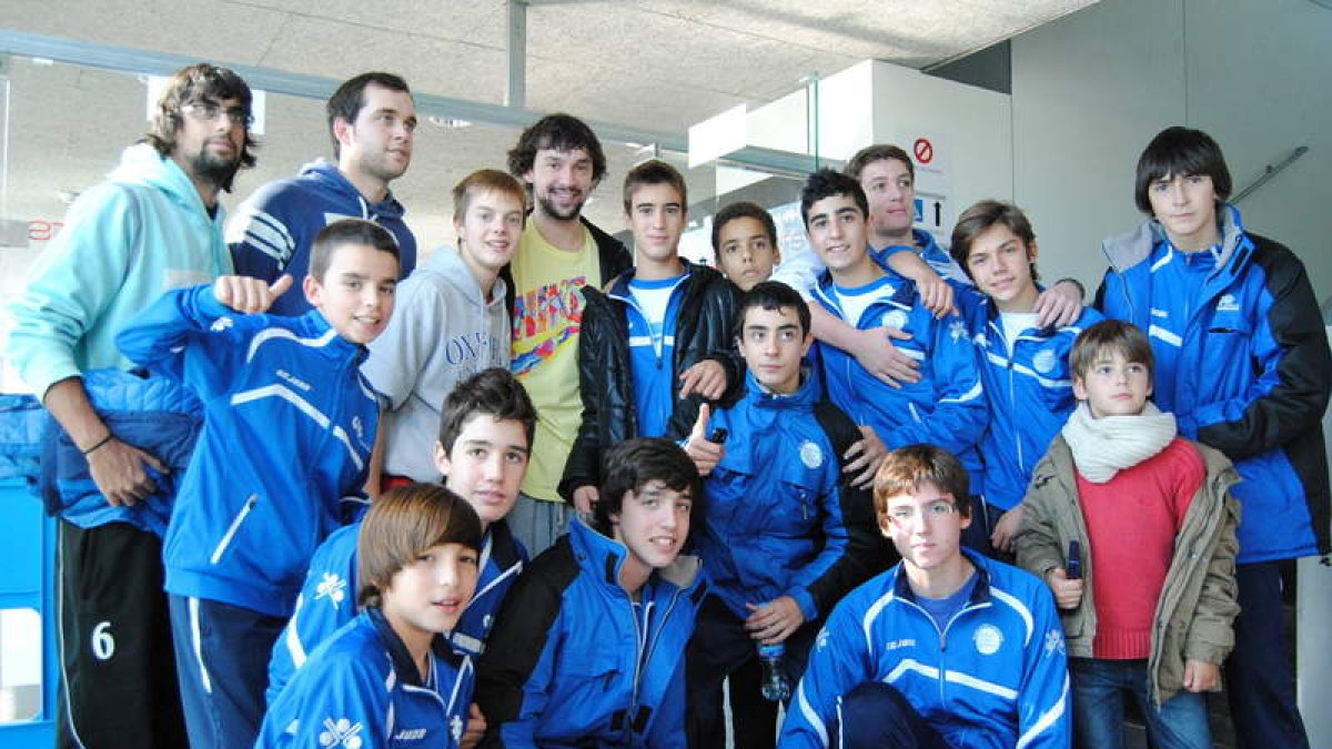 Los jugadores del Ciudad de Ponferrada junto a Sergio Llull.