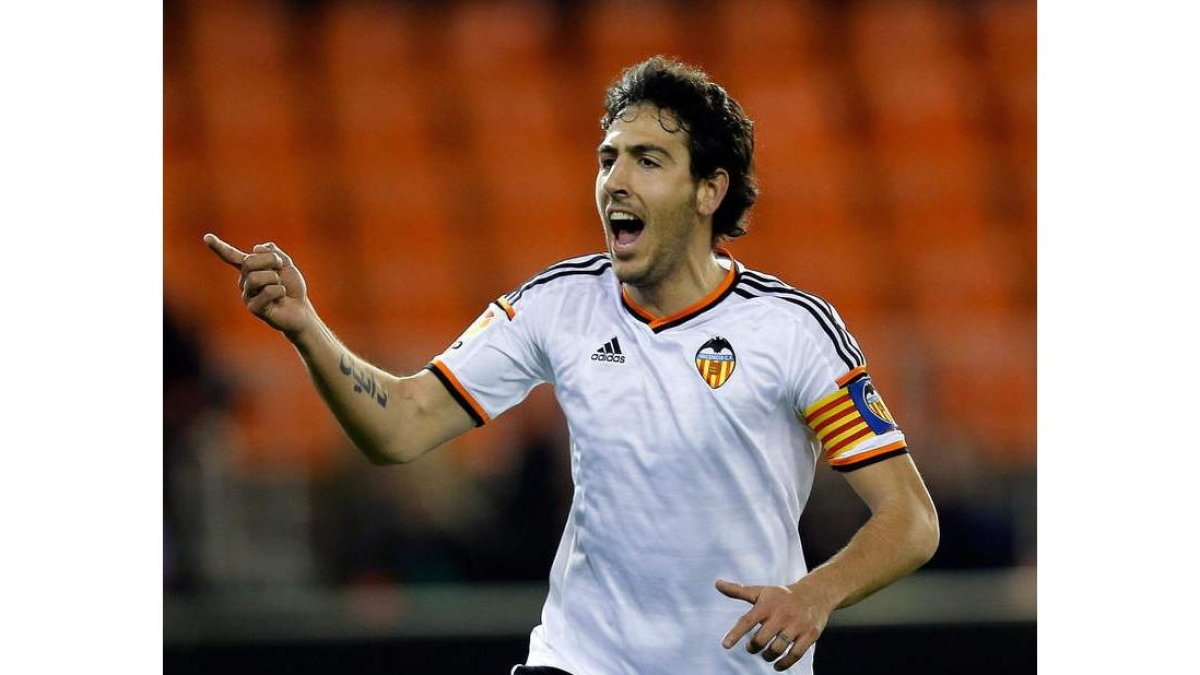 Parejo celebra el gol, el primero de la noche, que le marcó ayer al Sevilla.