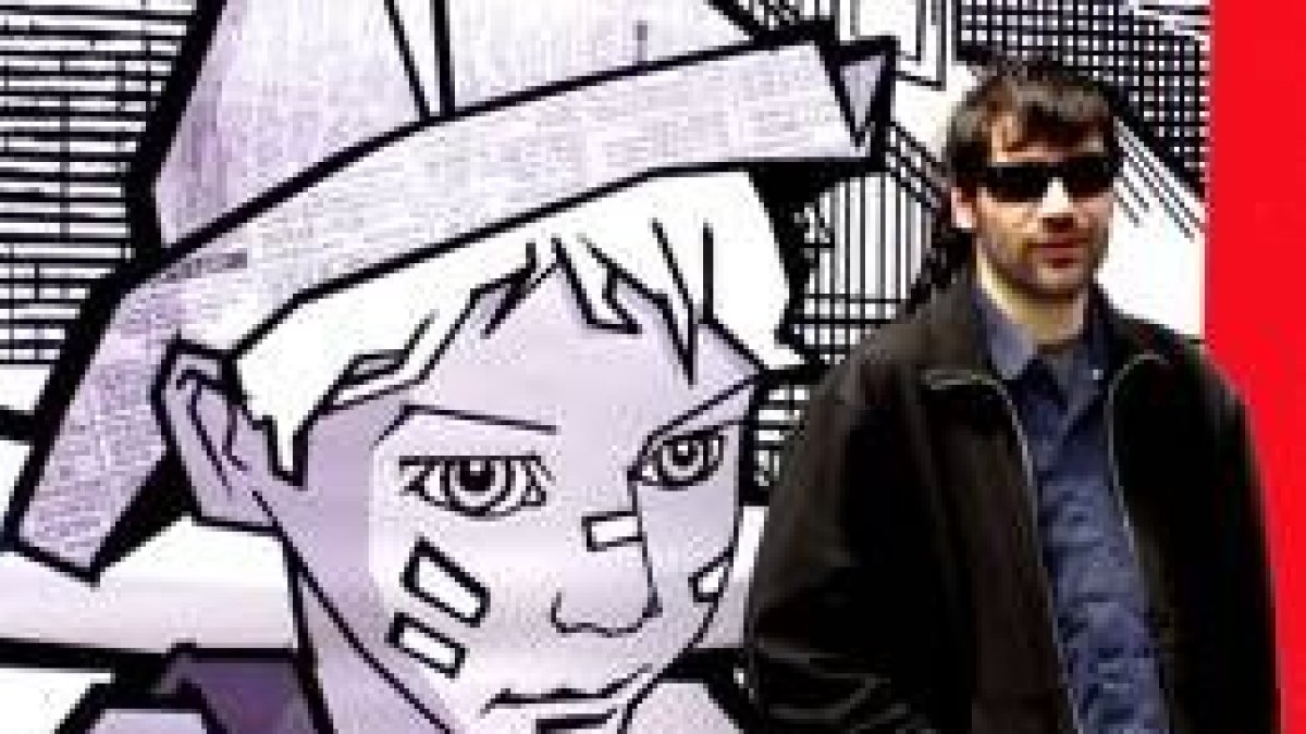 El artista e ilustrador villafranquino, junto a una de sus obras