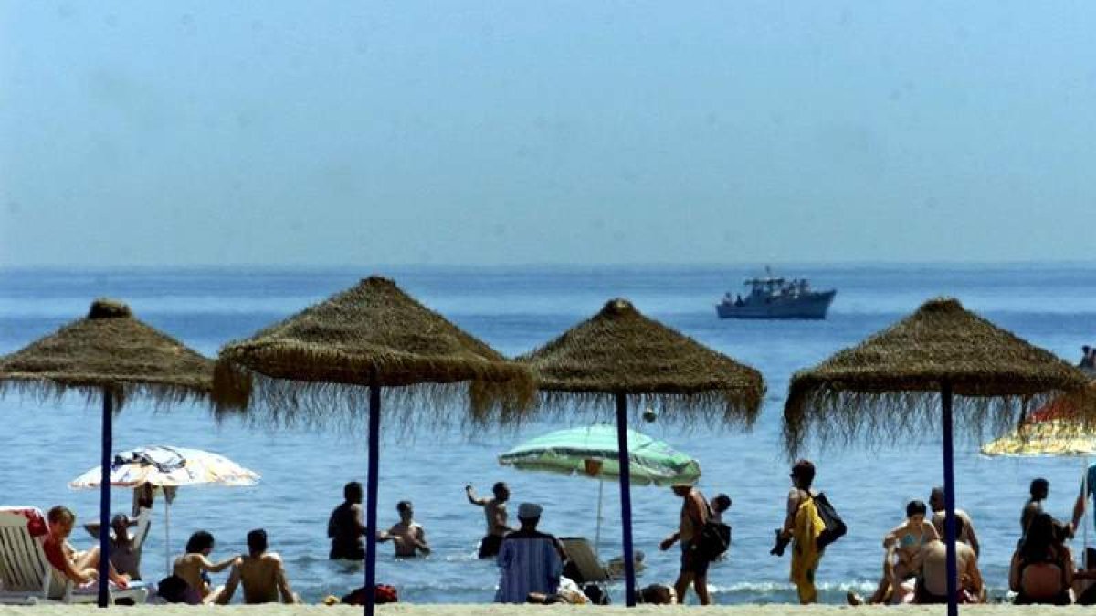 Las playas del Mediterráneo comienzan a abarrotarse con miles de turistas.