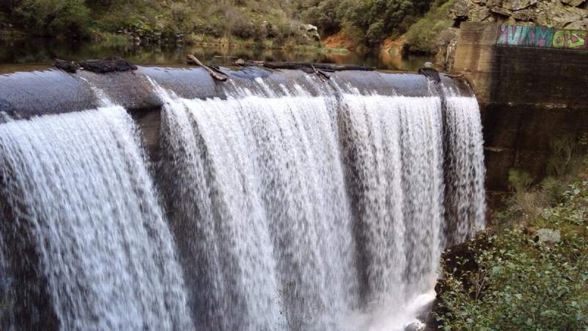 La presa del Real de Bembibre surte de agua a esta población y Torre urge su regularización.