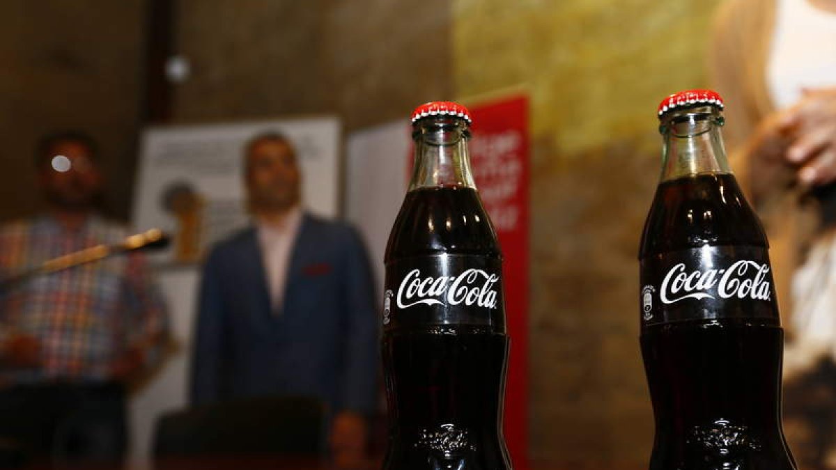 Coca Cola presentó ayer en León la nueva botella que se lanzará la próxima semana y se venderá en restaurantes.
