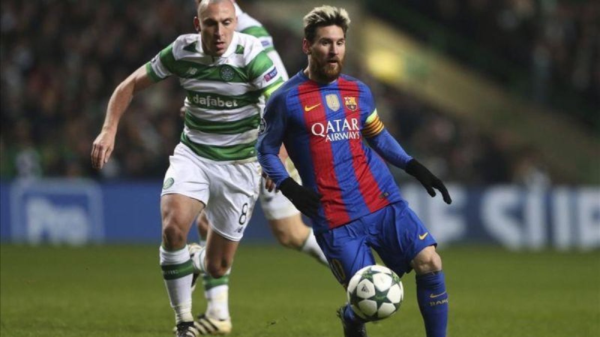 Messi volvió loco a Brown durante todo el partido y decidió el encuentro en favor del Barça.