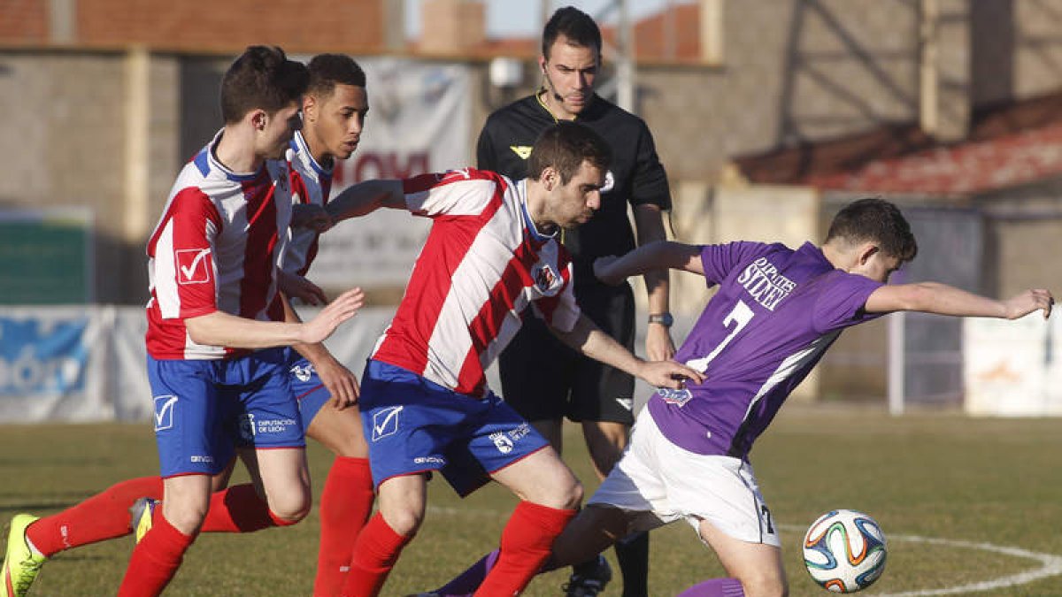 Imagen del partido de La Llanera en la que aparece el jugador del Bembibre Aleixo, segundo izquierda, también increpado.