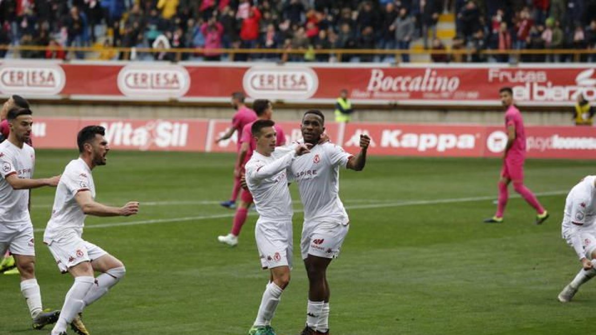 Los jugadores de la Cultural celebran el gol del empate del belga Kawaya.