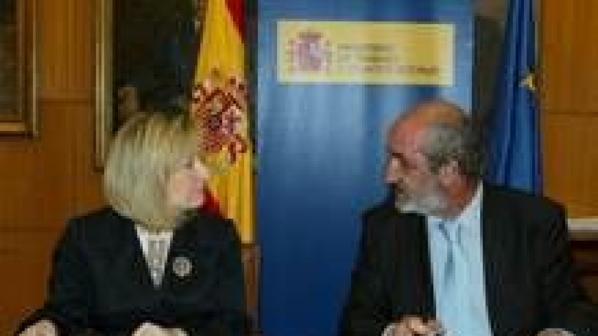Amparo Valcarce y Santos Llamas durante la firma del convenio