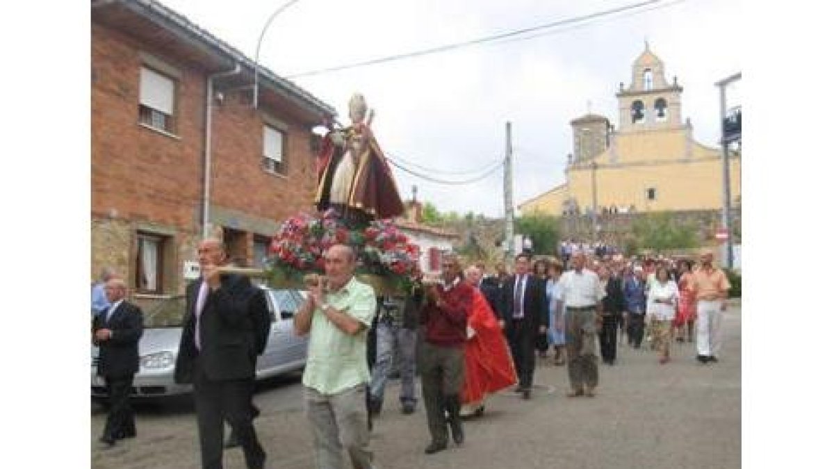 El patrón san Cipriano fue vitoreado ayer durante la procesión.