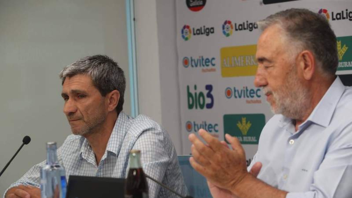 Silvano aplaude a Nistal en el acto de despedida de este último como director deportivo. L. DE LA MATA