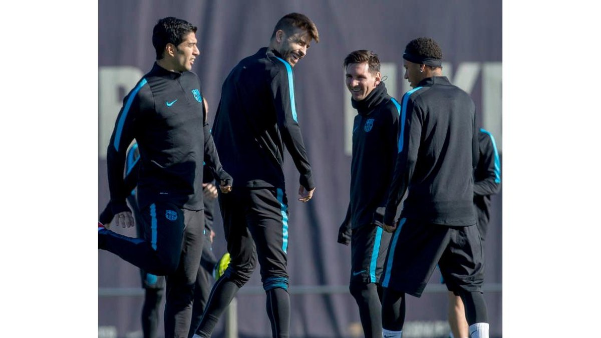 Luis Suárez (i), Piqué, Neymar (de espaldas) y Messi, durante el entrenamiento de ayer