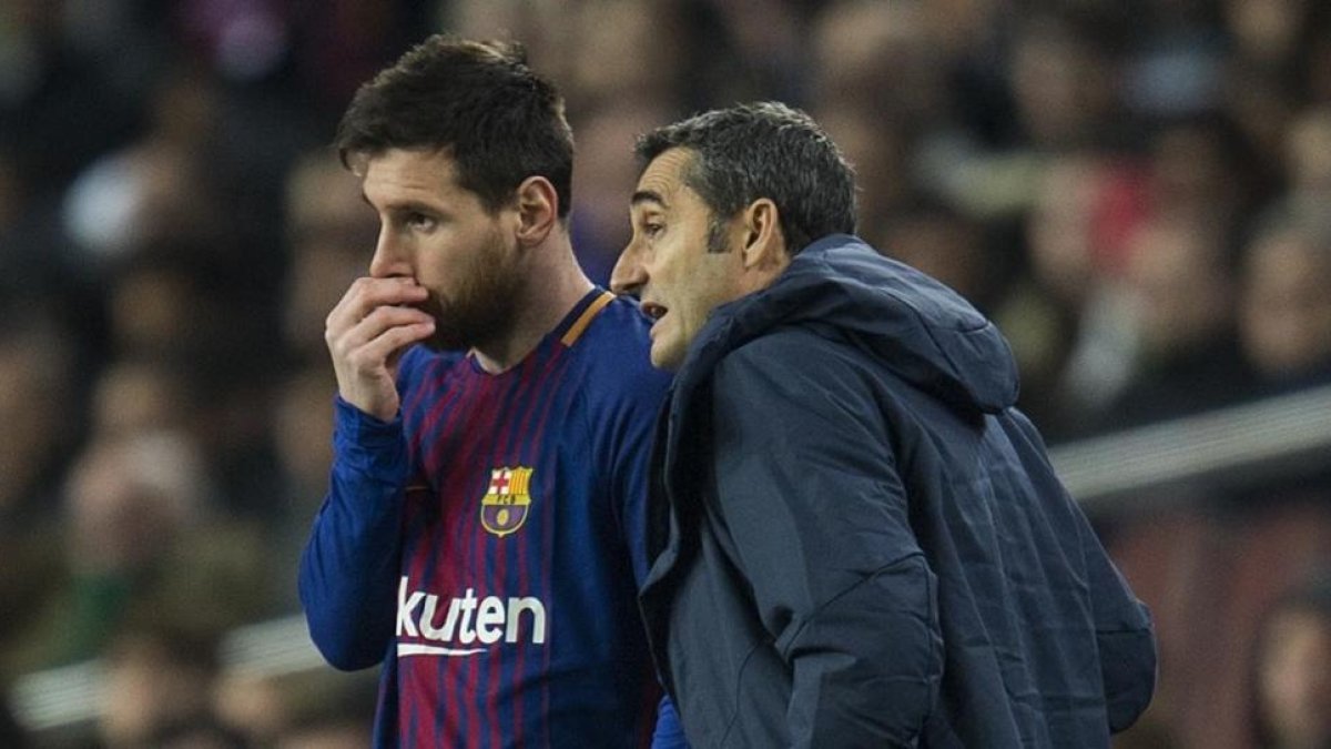 Ernesto Valverde y Leo Messi conversan antes de que la estrella argentina salte al campo a falta de media hora.