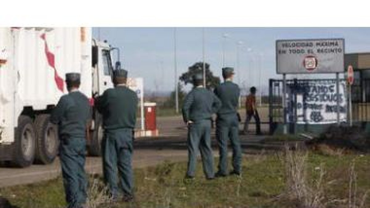 El CTR, con agentes de la Guardia Civil a la puerta ante la llegada de basura.