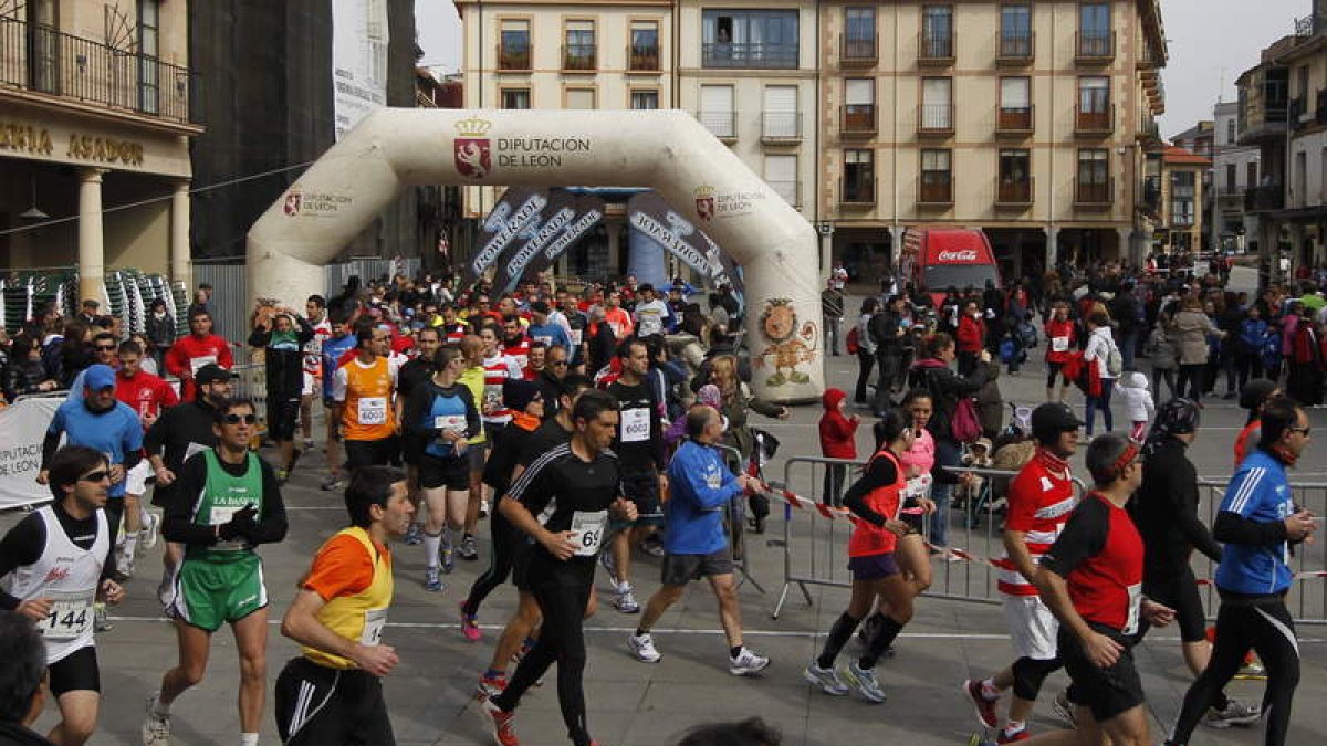 La Plaza Mayor de Astorga albergó la salida y el final de la prueba.