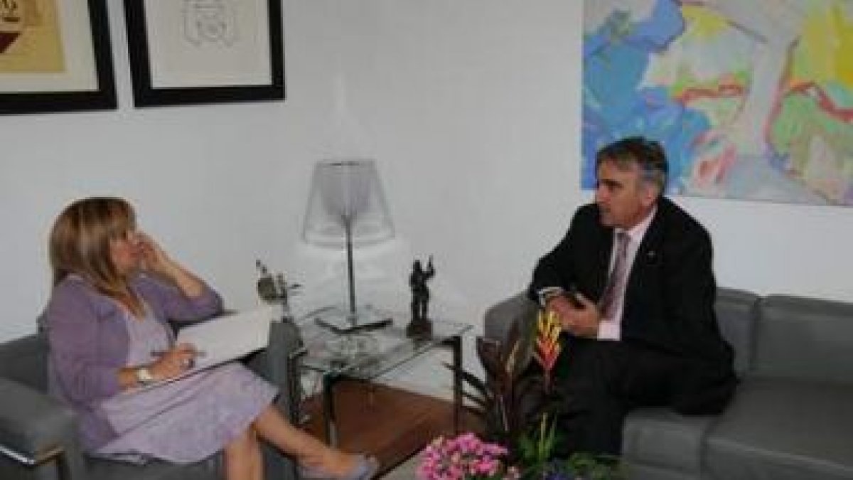 Isabel Carrasco recibió ayer a Fernández, nuevo presidente de la cámara astorgana.