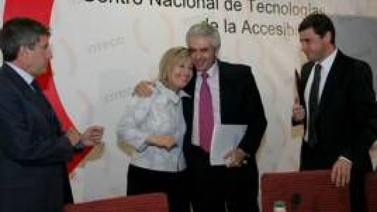 Valcarce y Ros se abrazan en presencia de Fernández y Martínez