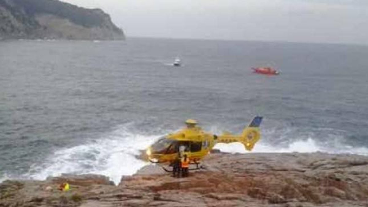 El helicóptero en el que fue trasladado el niño, en el momento del rescate