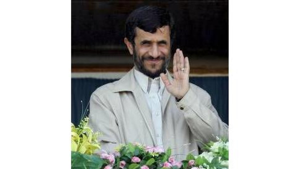 El presidente iraní saluda a su gente en el sur de Teherán