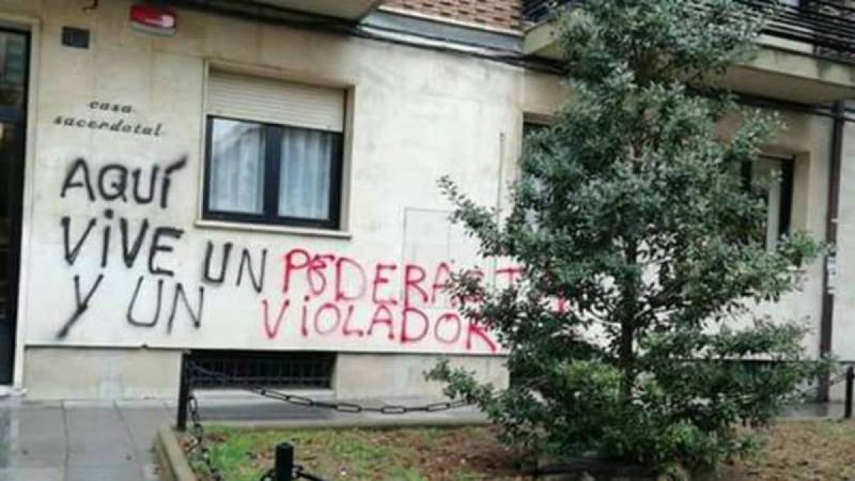 Una pintada relativa al caso apareció recientemente en la fachada de la Casa Sacerdotal.