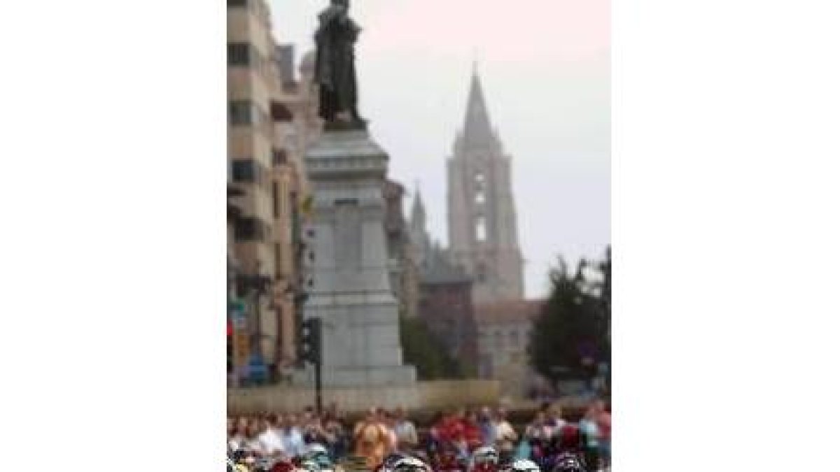 Imagen de los ciclistas con la estatua de Guzmán y la Catedral al fondo