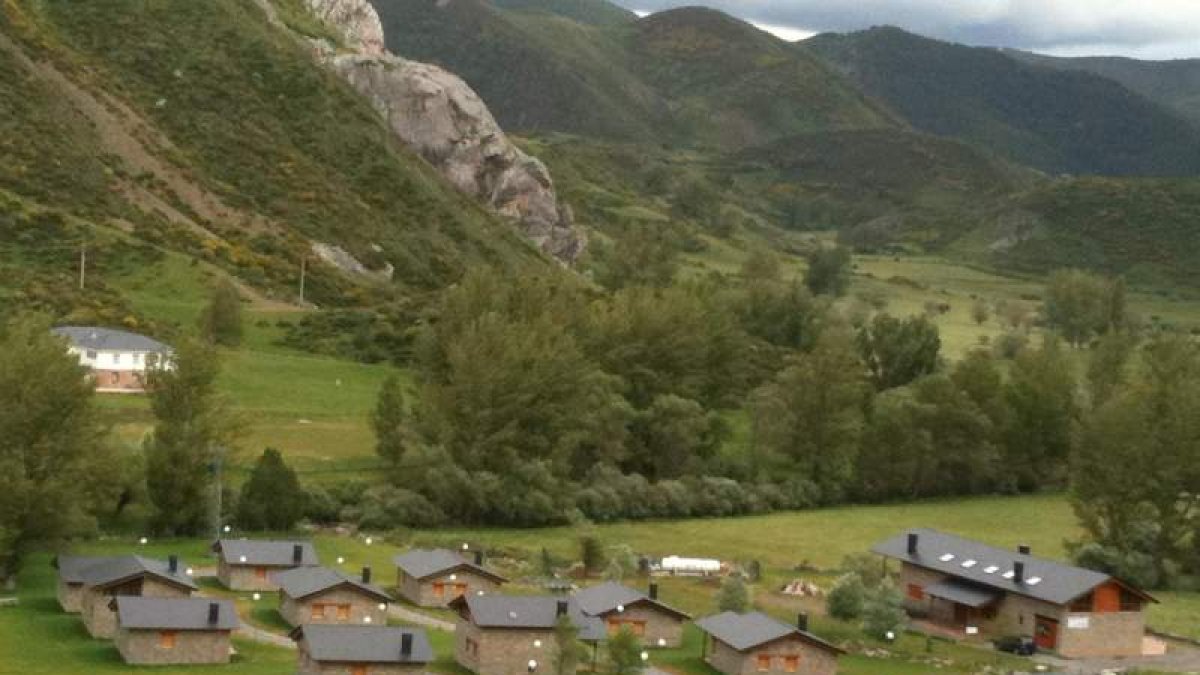 Las casas del Alto Curueño, enclavadas en la falda de la montaña, están adaptadas para personas con discapacidad y tienen entre cuatro y siete plazas.