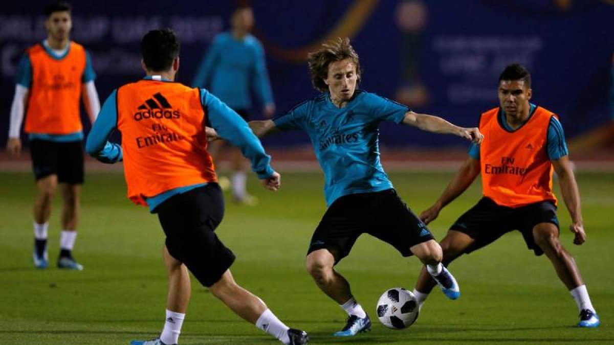 Luka Modric, de frente, durante el entrenamiento del Madrid en Abu Dabi. VÍCTOR CARRETERO