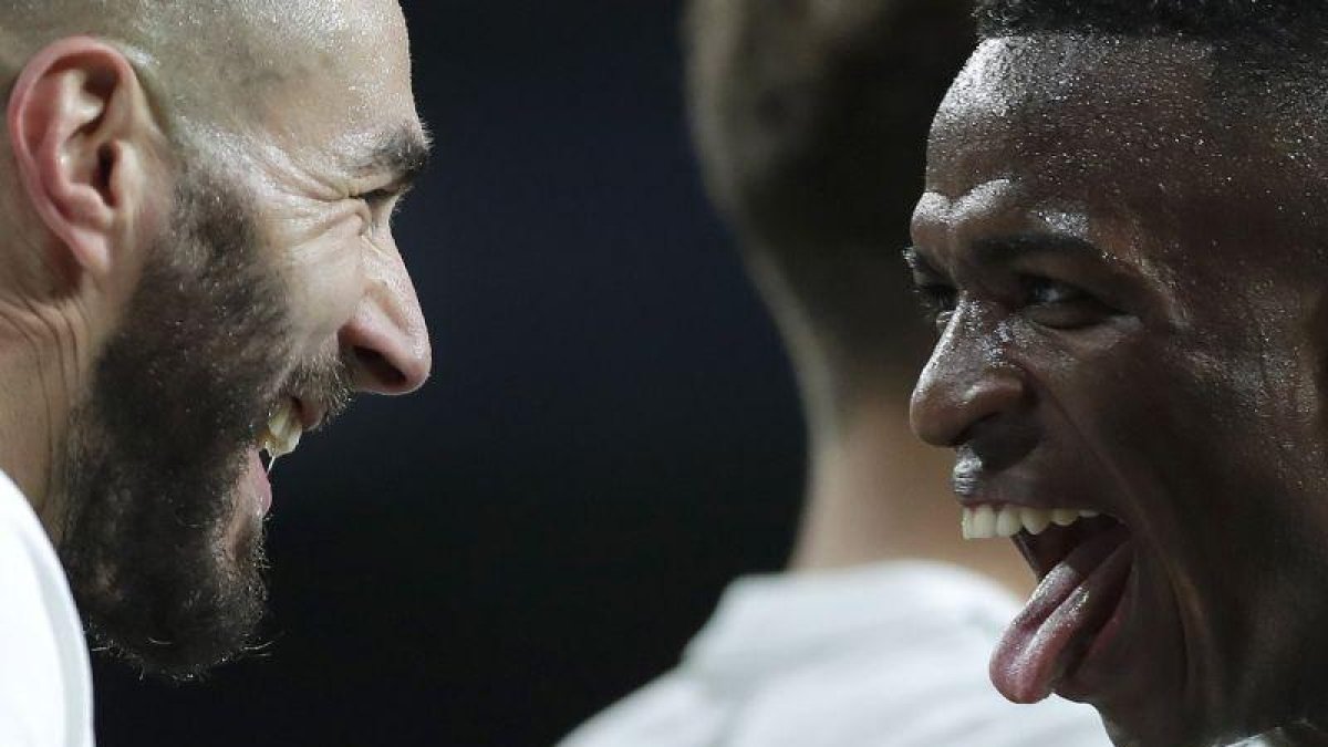 Vinicius (d) celebra un gol junto a Benzema en el último partido del Madrid.