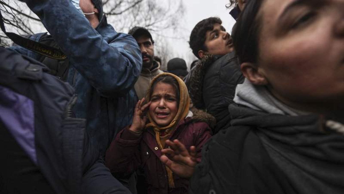 Una niña llora en el campamento de migrantes atrapados en la frontera entre Bielorrusia y Polonia. STRINGER