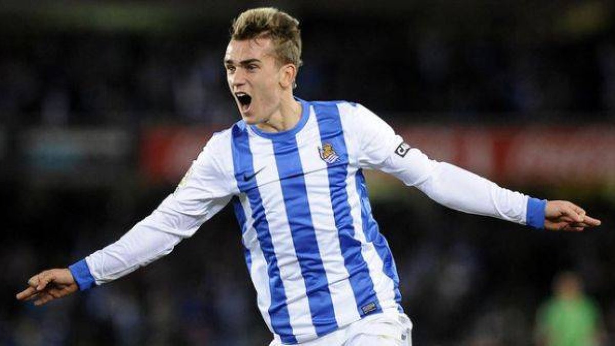 Antoine Griezmann celebra un gol de la Real, la temporada pasada en Anoeta.