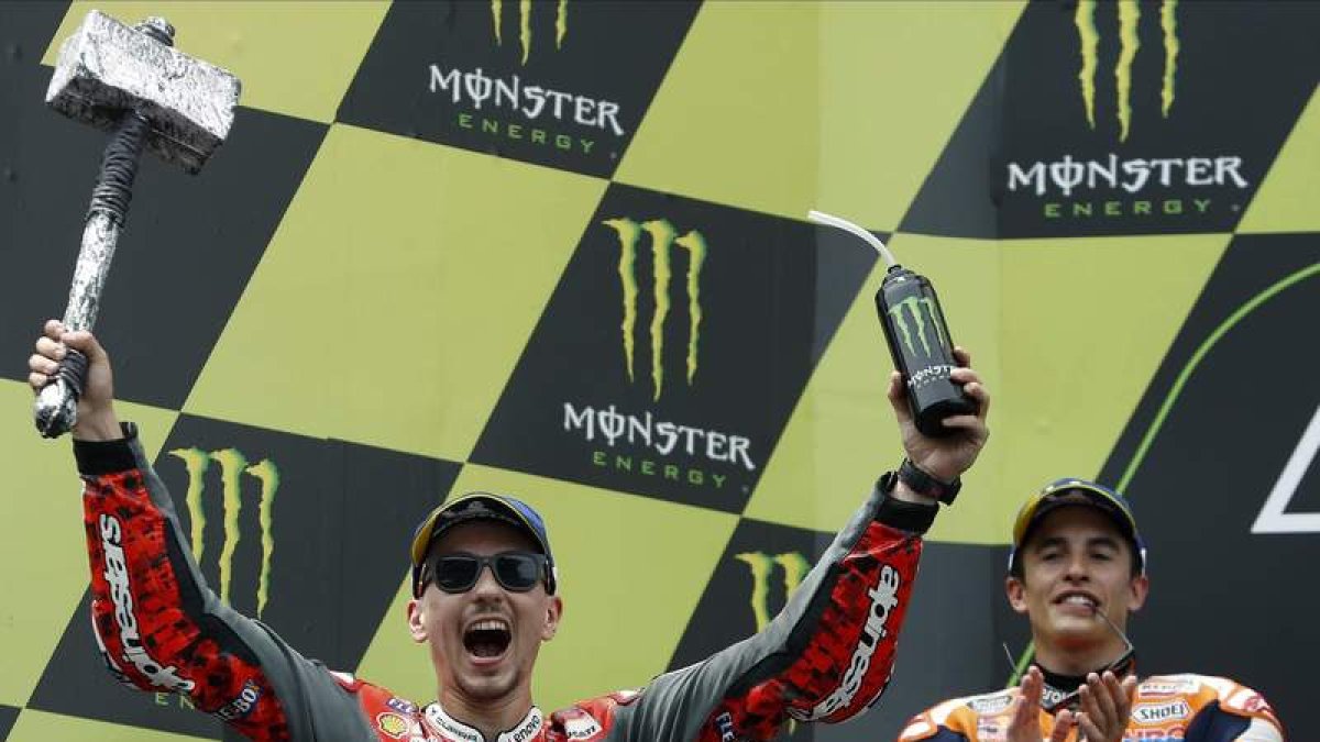 Lorenzo celebra su triunfo sobre el trazado de Montmeló. DALMAU