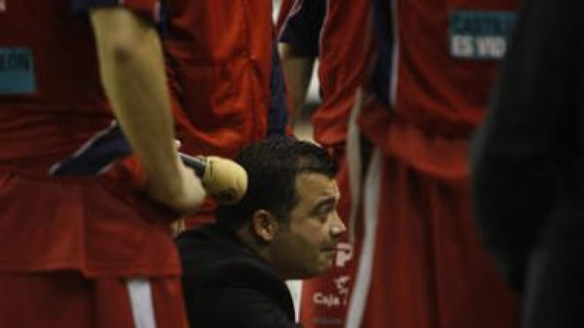 Antes del inicio del partido se guardó un sentido minuto de silencio por la madre de Hughes.