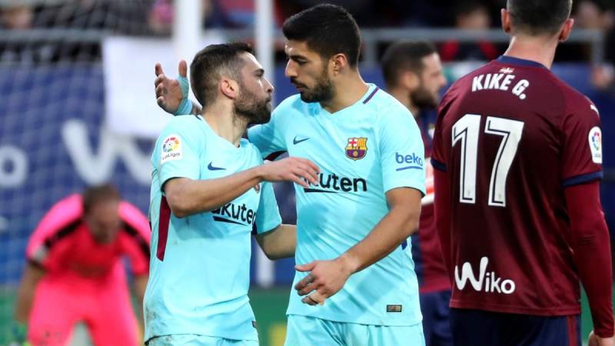 Luis Suárez y Alba anotaron los dos goles de un Barcelona que tuvo que sufrir frente al Eibar.
