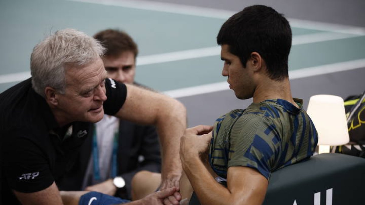 Carlos Alcaraz se retira de París por lesión. YOAL VALAT