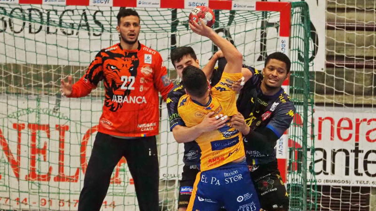 Khalifa pudo jugar tras recuperarse de sus problemas físicos y aportó consistencia a la defensa. MARGÓN EGEA