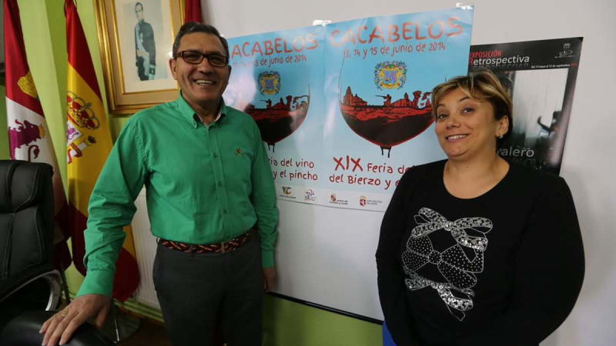 El alcalde de Cacabelos, Adolfo Canedo y la concejala Manuela Alba, con el cartel de la feria.