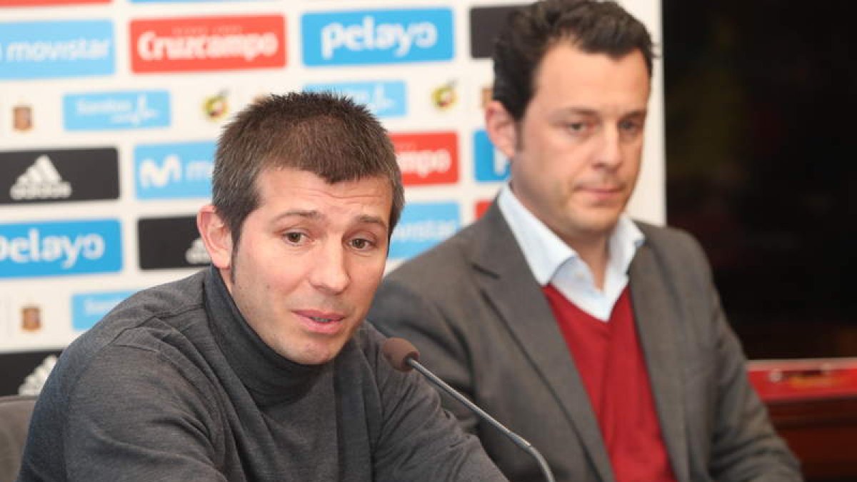 Albert Celades, seleccionador sub-21, presentó el duelo al lado del gerente de la Deportiva.