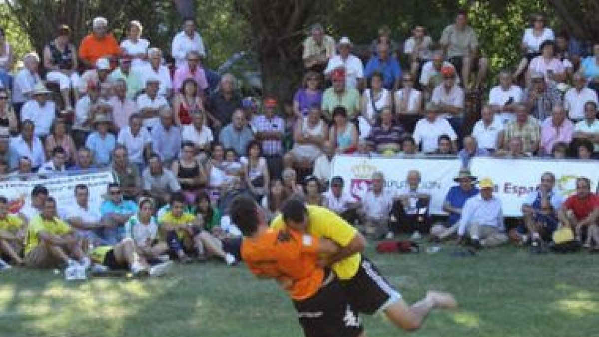 Lleno en la grada del «Prado de Miguel» de Valdefresno de La Sobarriba.