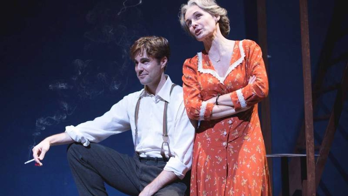 Los actores Alejandro Arestegui y Silvia Marsó en una escena de ‘El zoo de cristal’, dirigida por Francisco Vidal.