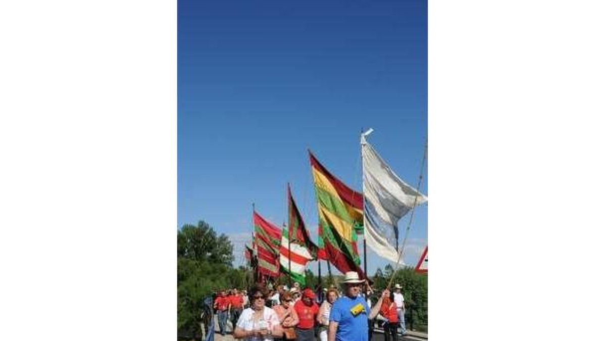 Segunda etapa del Camino de Santiago con los pendones.