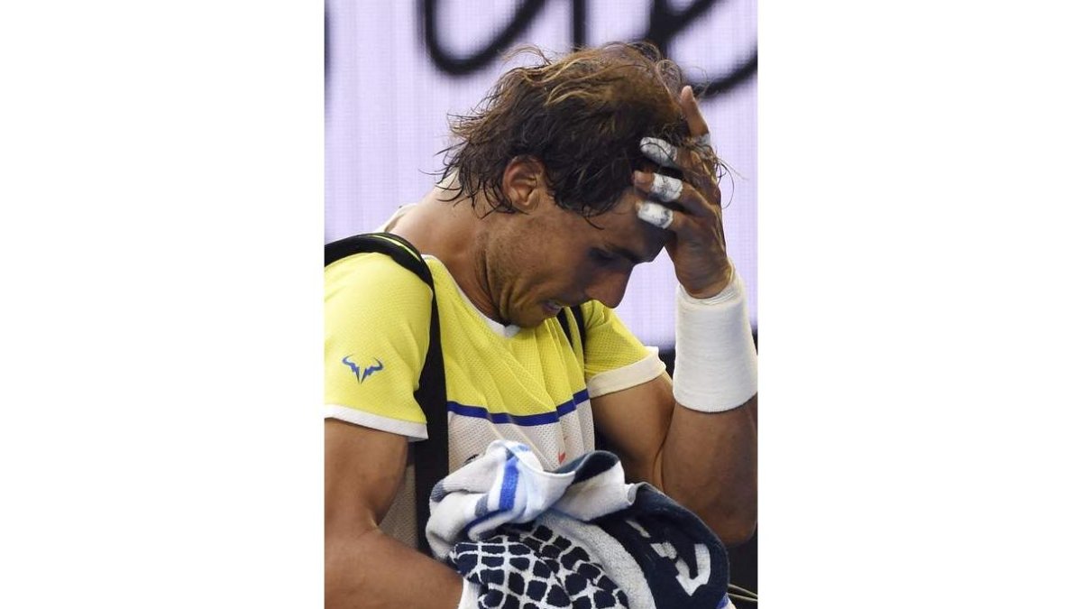Rafa Nadal se retira abatido tras la derrota.