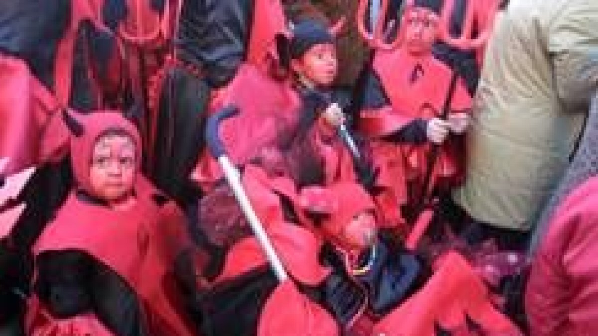 Ataviados de demonios, los más pequeños disfrutaron de lo lindo