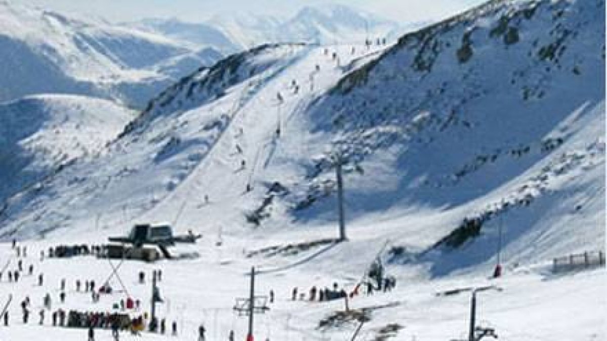 Esquiadores en Leitariegos durante el fin de semana.