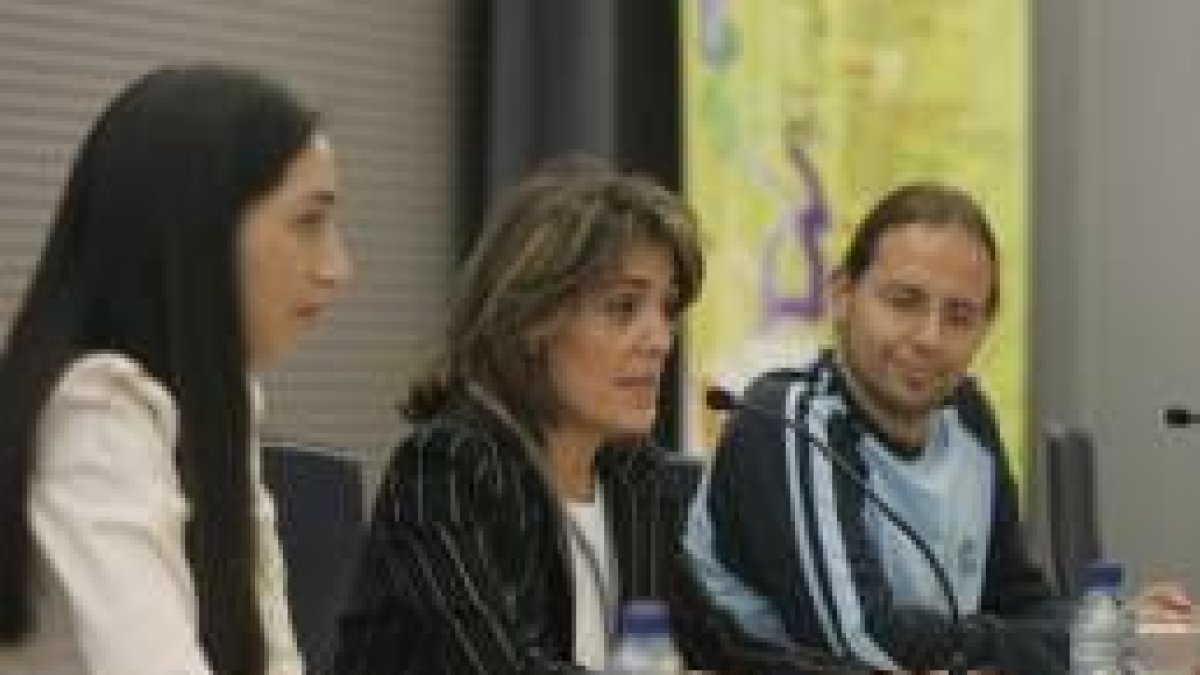 Ana Guada (centro) en un momento de las jornadas del voluntariado
